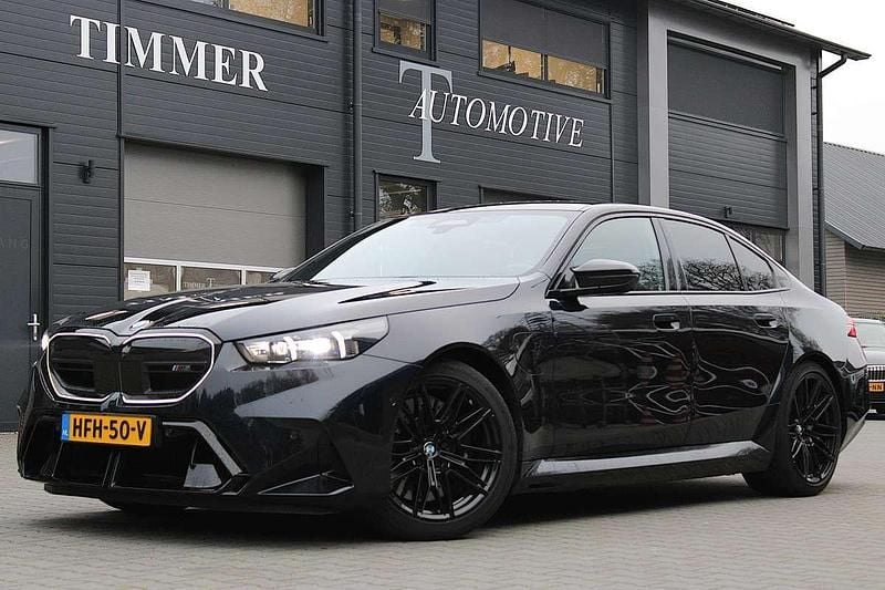 Zwart (metallic) Occasion 2024 BMW M5 Comfort Edition Sedan | € 126.950 (Super prijs) - Afbeelding 1/4