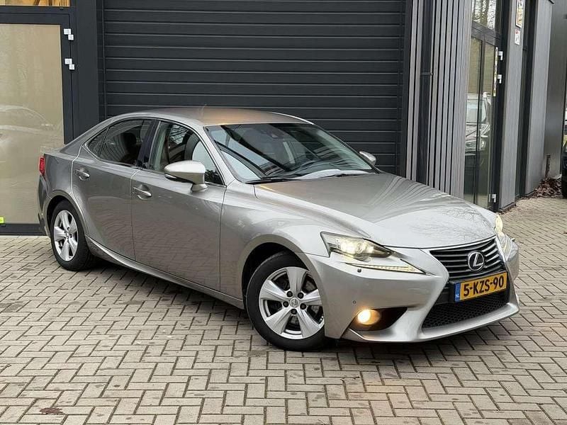Grijs Occasion 2013 Lexus IS300h Sedan | € 10.950 (Iets duurder) - Afbeelding 1/4