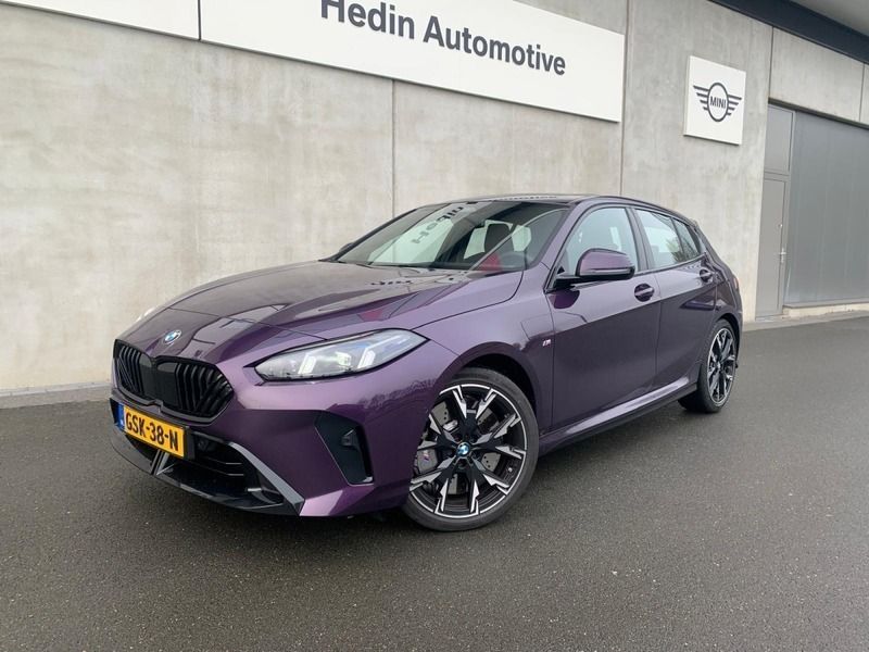 Paars, metallic lak Gebruikt 2024 BMW 120 M Sport Hatchback | € 42.880 (Goede deal) - Afbeelding 1/4