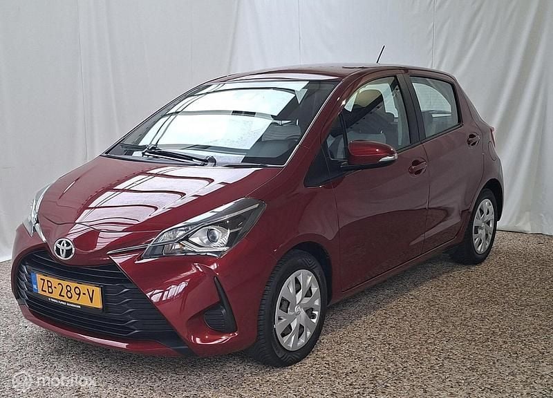 Rood Occasion 2019 Toyota Yaris Active Hatchback | € 16.495 (Eerlijke prijs) - Afbeelding 1/4