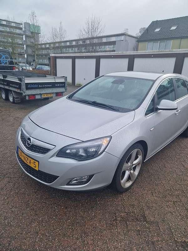Grijs Gebruikt 2010 Opel Astra Sport Hatchback | € 2.950 (Eerlijke prijs) - Afbeelding 1/4