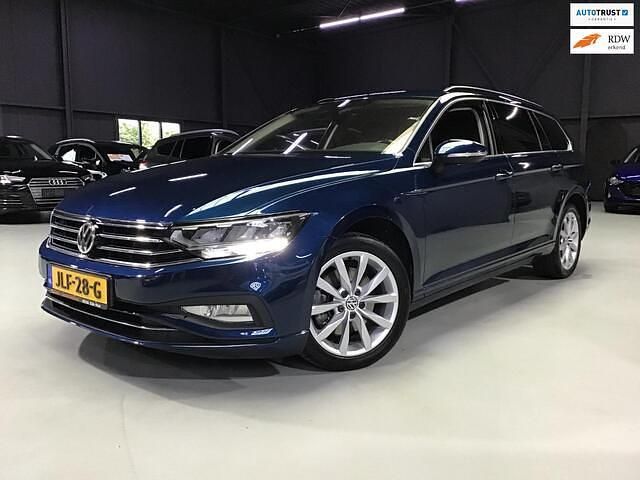 Blauw (metallic) Occasion 2019 VW Passat Comfortline Stationwagen | € 21.500 (Eerlijke prijs) - Afbeelding 1/4