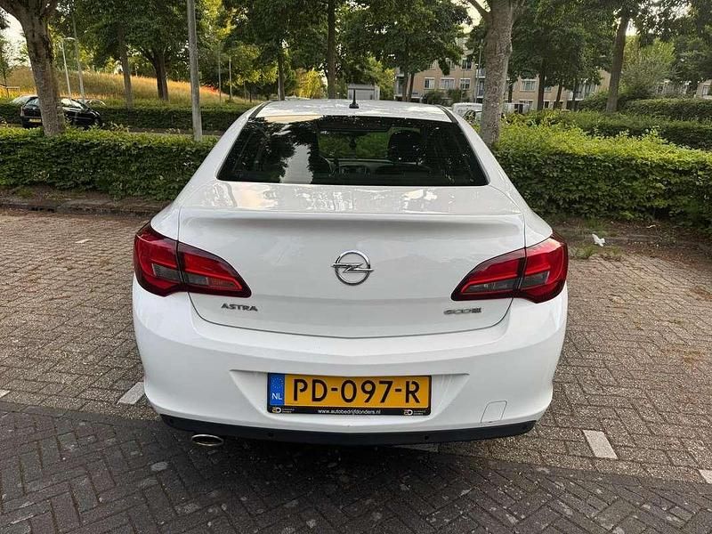 Wit Gebruikt 2013 Opel Astra Cosmo Sedan | € 7.000 (Iets duurder) - Afbeelding 1/4