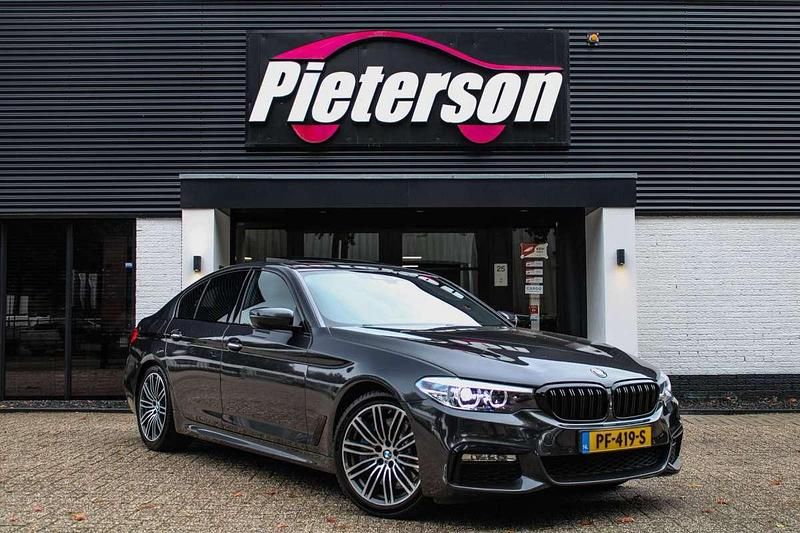 Grijs Gebruikt 2017 BMW 540 M Sport Sedan | € 29.999 (Duur) - Afbeelding 1/4