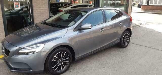 Grijs Gebruikt 2017 Volvo V40 Momentum Stationwagen | € 16.500 (Goede deal) - Afbeelding 1/4