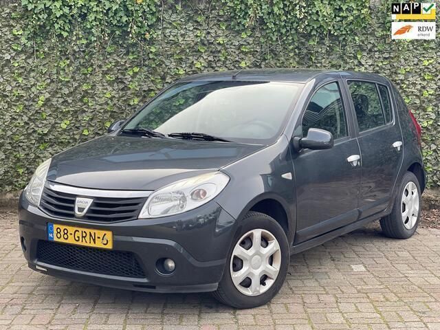 Grijs Gebruikt 2008 Dacia Sandero Lauréate Hatchback | € 2.350 (Eerlijke prijs) - Afbeelding 1/4