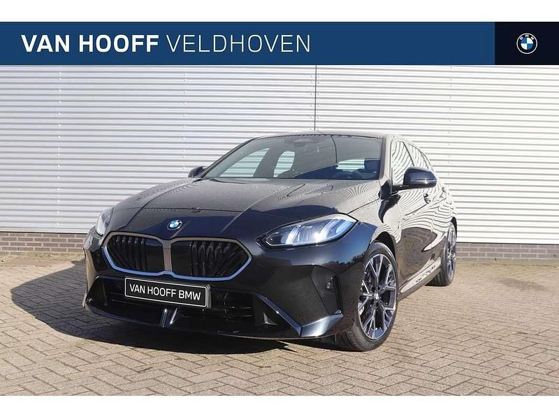 Saphirschwarz Nieuw 2025 BMW 120 M Sport Hatchback | € 46.534 (Super prijs) - Afbeelding 1/4