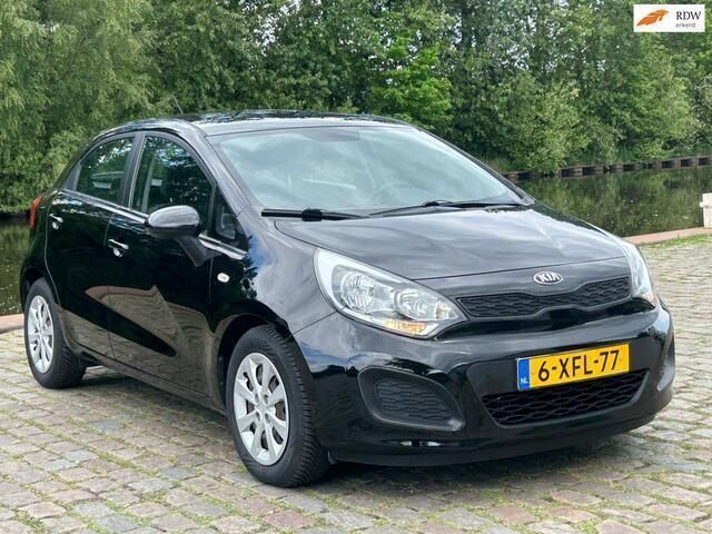Zwart Gebruikt 2014 Kia Rio Comfort Hatchback | € 5.499 (Eerlijke prijs) - Afbeelding 1/4