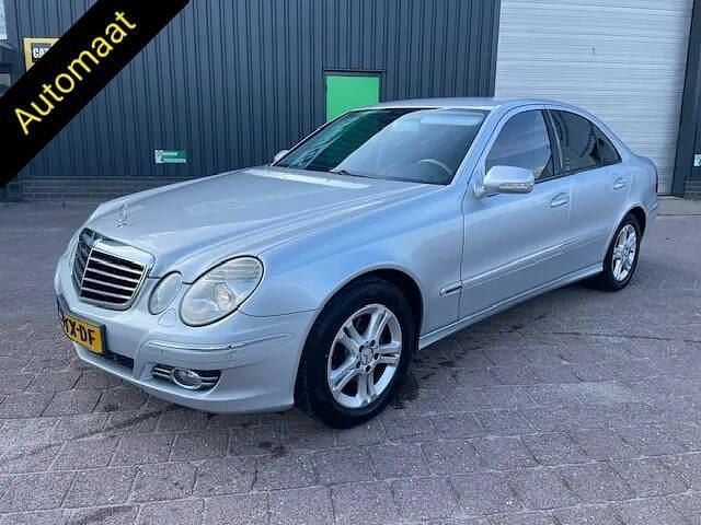 Grijs Gebruikt 2007 Mercedes E200 Avantgarde Sedan | € 6.295 (Eerlijke prijs) - Afbeelding 1/4