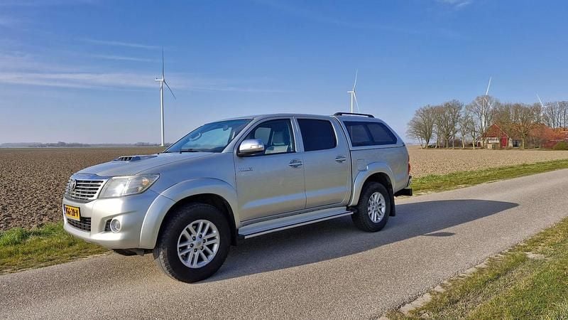 Grijs (metallic) Gebruikt 2012 Toyota HiLux SR Pickup | € 15.750 - Afbeelding 1/4