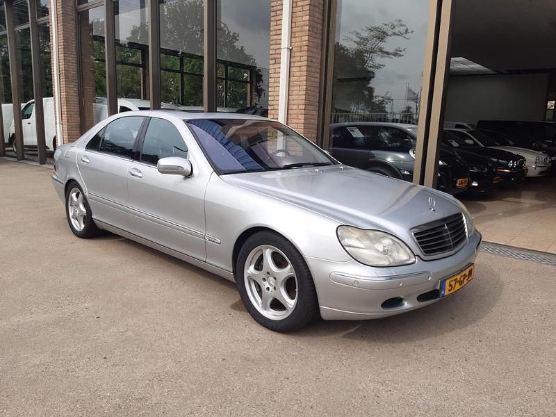 Grijs, metallic lak Gebruikt 2001 Mercedes S600 Sedan | € 4.750 - Afbeelding 1/4