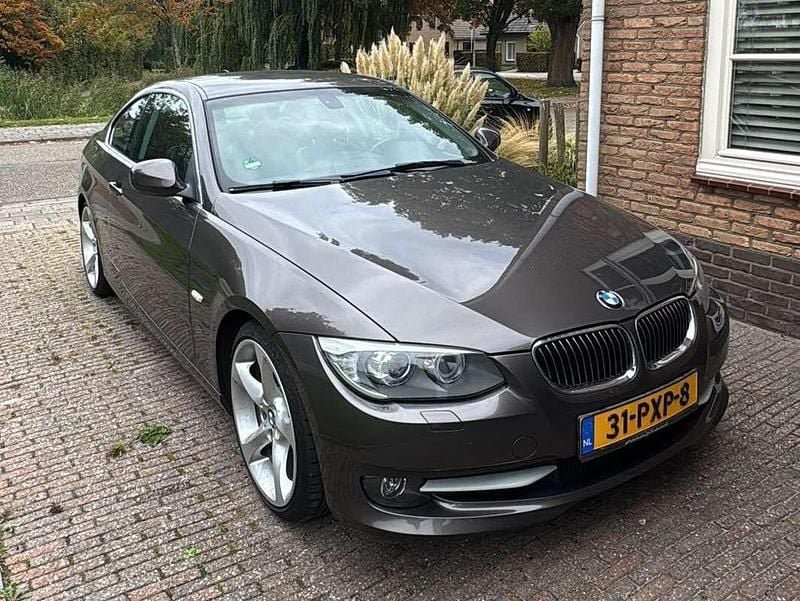 Bruin Gebruikt 2011 BMW 325 Executive Coupé | € 10.500 (Goede deal) - Afbeelding 1/4