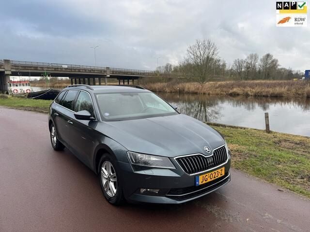 Grijs Gebruikt 2016 Skoda Superb Business Line Stationwagen | € 12.450 (Eerlijke prijs) - Afbeelding 1/4