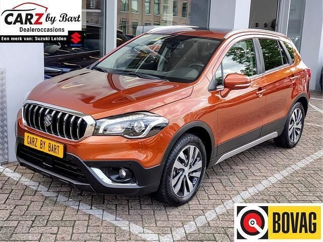 Oranje, metallic lak Gebruikt 2021 Suzuki SX4 S-Cross Style SUV | € 21.745 (Eerlijke prijs) - Afbeelding 1/4