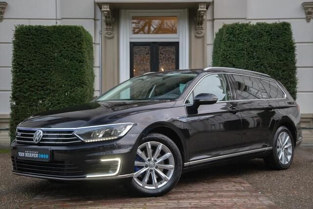 Zwart, metallic lak Gebruikt 2015 VW Passat Highline Stationwagen | € 17.940 (Eerlijke prijs) - Afbeelding 1/4