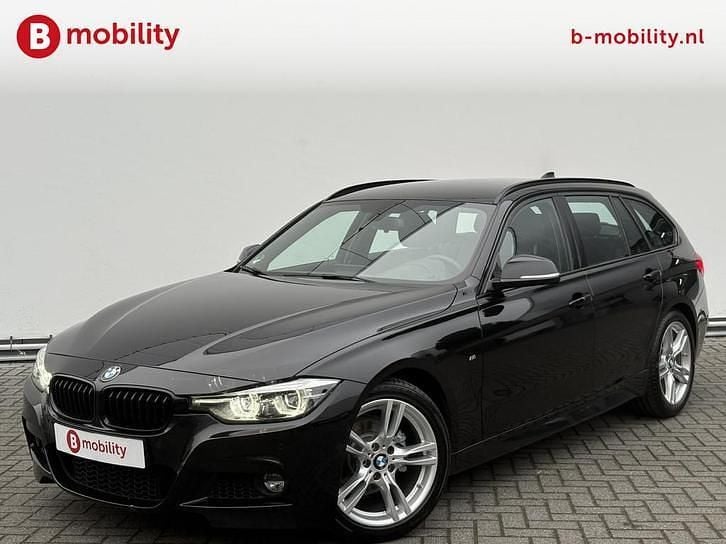Zwart (metallic) Occasion 2019 BMW 320 Executive Stationwagen | € 23.895 (Goede deal) - Afbeelding 1/3