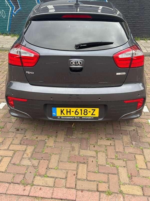 Grijs Gebruikt 2016 Kia Rio MPV | € 9.750 (Eerlijke prijs) - Afbeelding 1/4