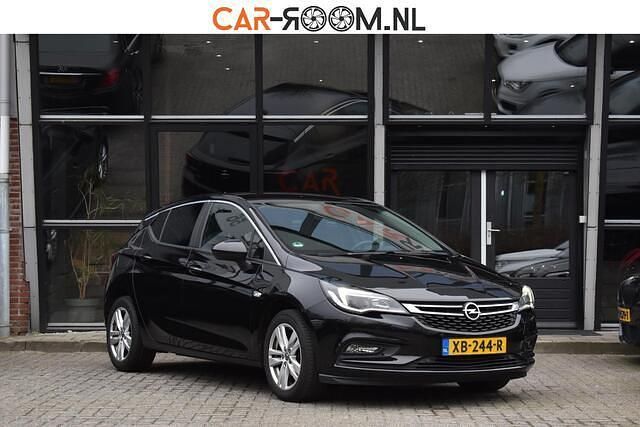 Zwart Occasion 2018 Opel Astra Edition Hatchback | € 9.950 (Goede deal) - Afbeelding 1/3