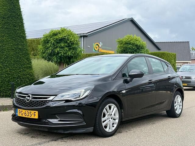 Zwart Gebruikt 2017 Opel Astra Edition Hatchback | € 6.350 (Iets duurder) - Afbeelding 1/4