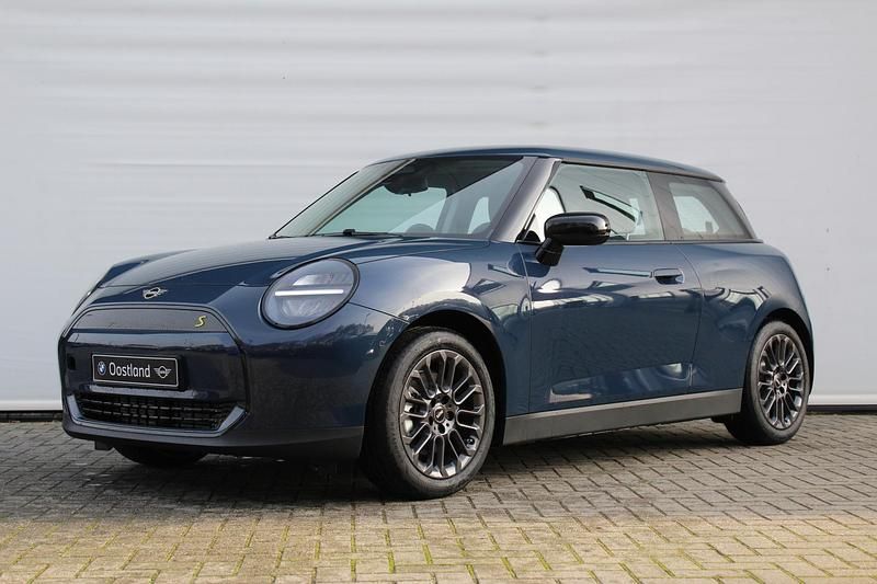 Blauw Nieuw 2025 Mini Cooper SE Essential Hatchback | € 41.257 (Eerlijke prijs) - Afbeelding 1/4