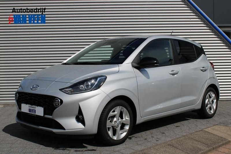 Zilver Gebruikt 2023 Hyundai i10 Comfort Hatchback | € 17.190 (Eerlijke prijs) - Afbeelding 1/4