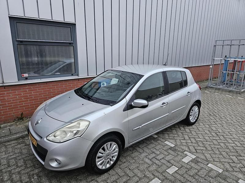 Grijs Gebruikt 2010 Renault Clio R.S. Hatchback | € 3.495 (Eerlijke prijs) - Afbeelding 1/4