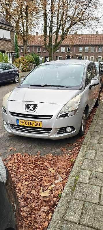 Grijs Gebruikt 2011 Peugeot 5008 MPV | € 2.000 - Afbeelding 1/4