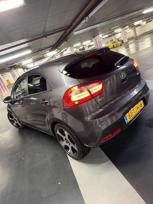 Grijs Gebruikt 2012 Kia Rio MPV | € 3.750 (Eerlijke prijs) - Afbeelding 1/4