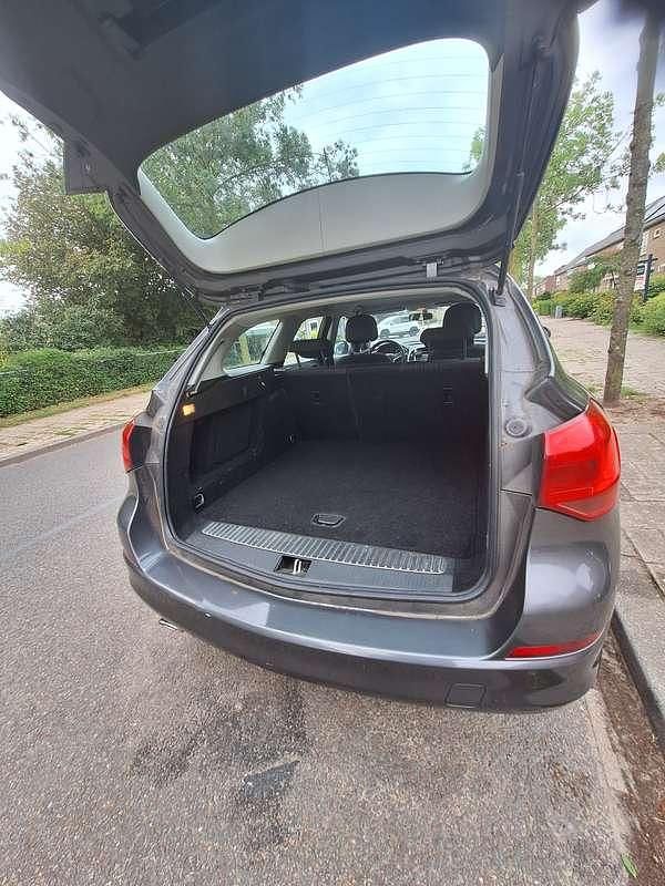 Grijs Gebruikt 2011 Opel Astra Edition Stationwagen | € 5.500 (Goede deal) - Afbeelding 1/4