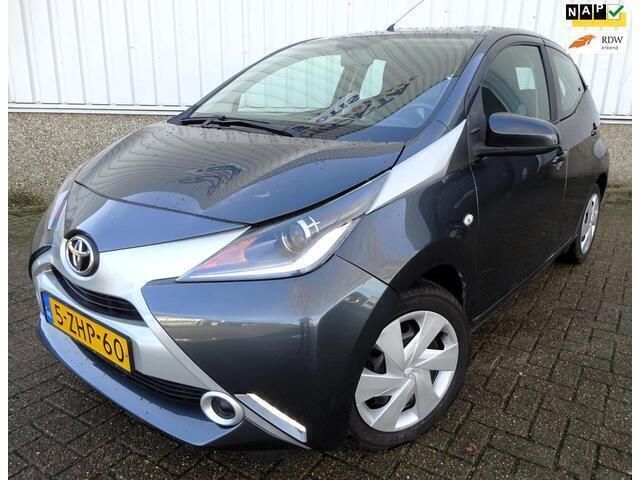 Grijs Gebruikt 2014 Toyota Aygo X-play Hatchback | € 7.195 (Eerlijke prijs) - Afbeelding 1/4