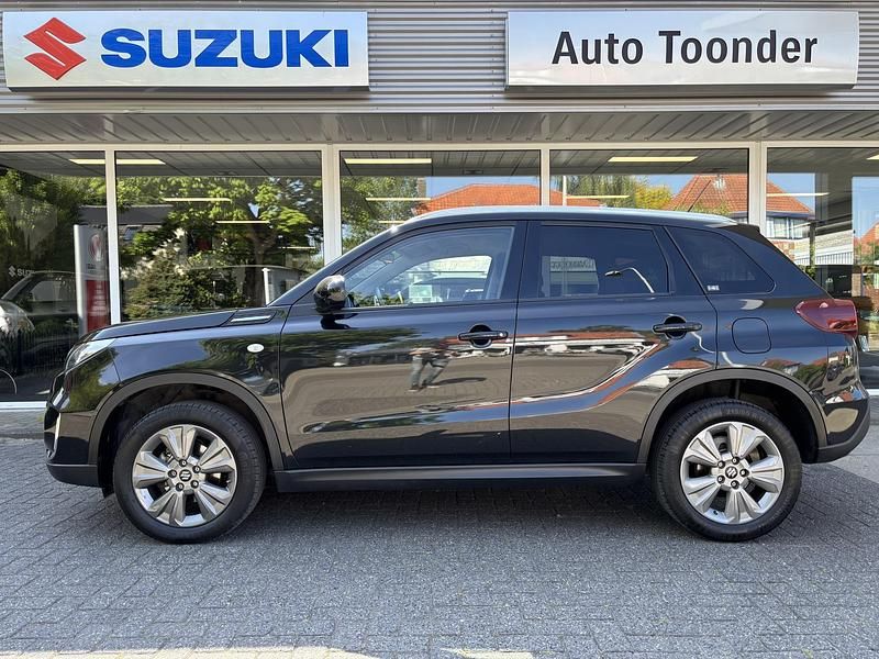 Zwart (metallic) Gebruikt 2022 Suzuki Vitara SUV | € 20.900 (Goede deal) - Afbeelding 1/4