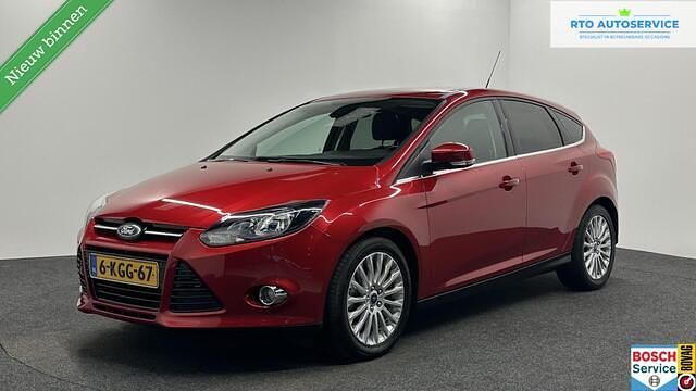 Rood Occasion 2013 Ford Focus Titanium Hatchback | € 8.500 (Eerlijke prijs) - Afbeelding 1/4