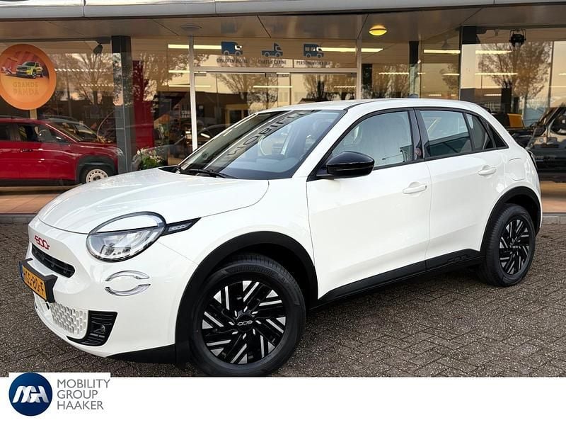 Wit Nieuw 2025 Fiat 600E Red SUV | € 27.900 (Super prijs) - Afbeelding 1/4