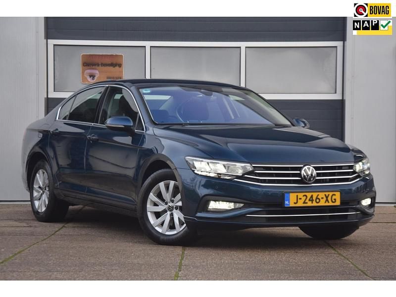 Blauw Gebruikt 2020 VW Passat Business Sedan | € 21.900 (Goede deal) - Afbeelding 1/4