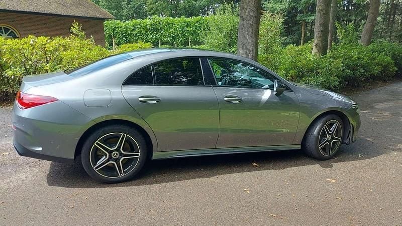 Grijs Gebruikt 2023 Mercedes CLA250e AMG line Sedan | € 35.950 (Goede deal) - Afbeelding 1/4