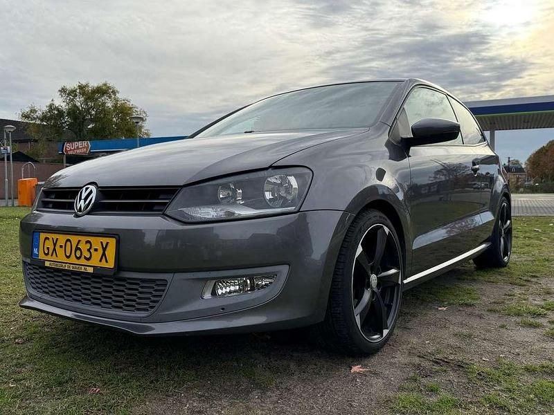 Grijs Gebruikt 2010 VW Polo Hatchback | € 3.995 (Goede deal) - Afbeelding 1/4