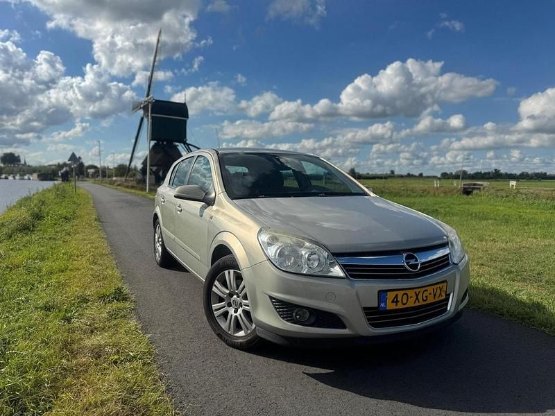 Grijs (metallic) Gebruikt 2007 Opel Astra Cosmo Hatchback | € 2.950 - Afbeelding 1/4