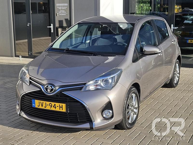 Bruin Occasion 2026 Toyota Yaris Design Hatchback | € 12.949 - Afbeelding 1/4