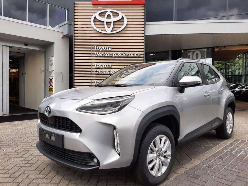 Grijs Gebruikt 2023 Toyota Yaris Cross SUV | € 28.740 (Eerlijke prijs) - Afbeelding 1/4