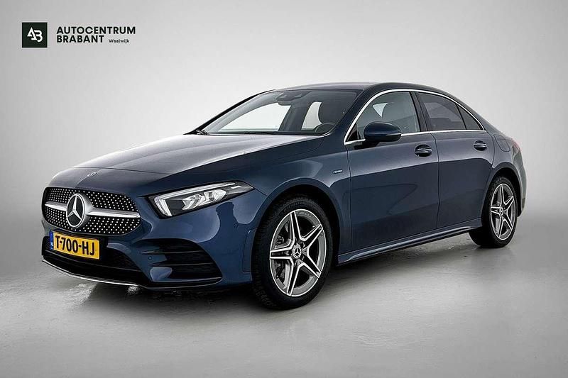 Blauw Gebruikt 2020 Mercedes A250 AMG Line Premium Plus Sedan | € 25.995 (Goede deal) - Afbeelding 1/3