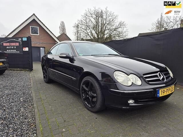 Zwart (metallic) Gebruikt 2004 Mercedes 200 Avantgarde Coupé | € 3.445 (Eerlijke prijs) - Afbeelding 1/4