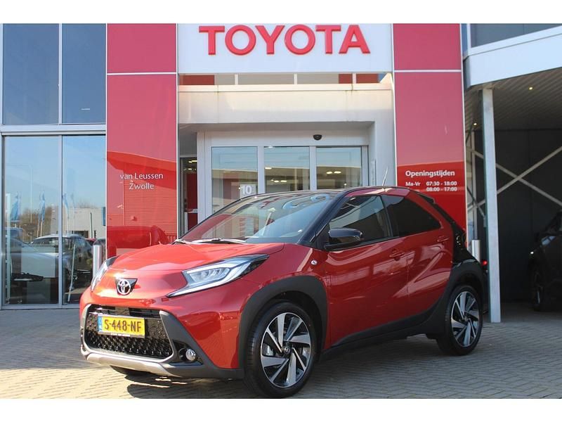 Rood Gebruikt 2023 Toyota Aygo Envy Hatchback | € 19.400 (Iets duurder) - Afbeelding 1/4
