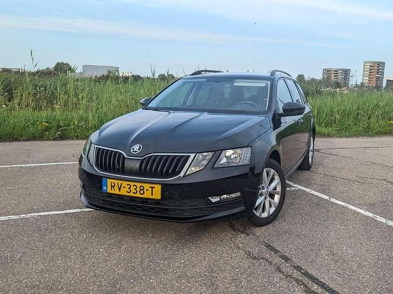 Zwart Gebruikt 2017 Skoda Octavia Stationwagen | € 10.950 (Eerlijke prijs) - Afbeelding 1/4