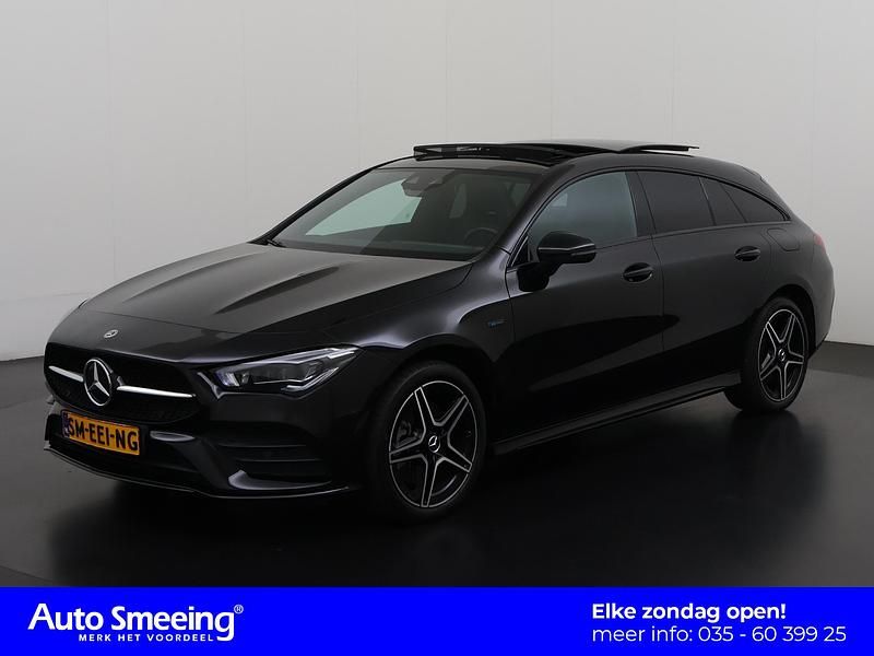 Night black standard finish (696u) Gebruikt 2021 Mercedes CLA250e Shooting Brake Premium Stationwagen | € 30.895 (Eerlijke prijs) - Afbeelding 1/4