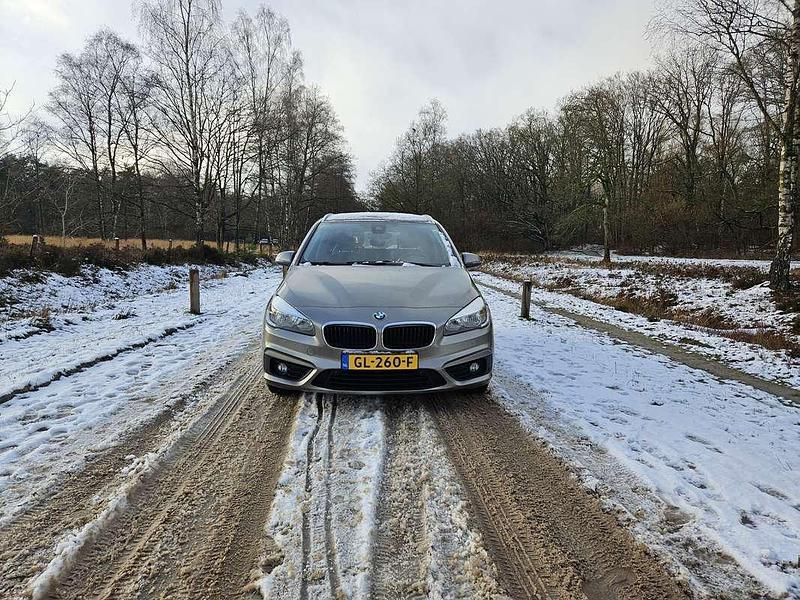 Grijs Occasion 2015 BMW 218 MPV | € 12.500 (Eerlijke prijs) - Afbeelding 1/4