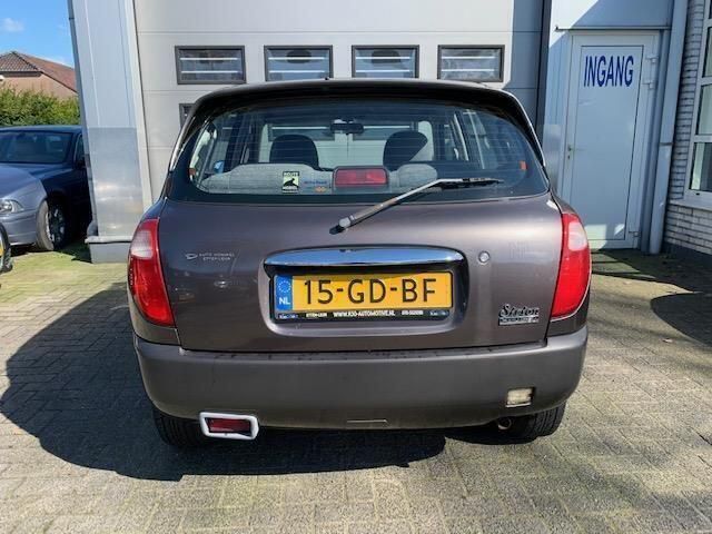 Occasion Daihatsu Sirion 56 PK (41 kW) 2000 Grijs Hatchback