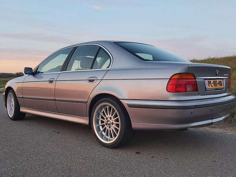 Zilver Gebruikt 1996 BMW 523 Executive Sedan | € 3.300 (Goede deal) - Afbeelding 1/4