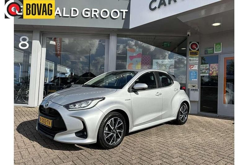 Grijs, metallic lak Gebruikt 2021 Toyota Yaris Hybrid Plus Hatchback | € 19.500 (Goede deal) - Afbeelding 1/4