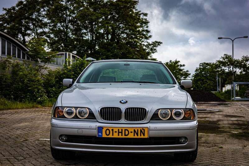 Grijs Gebruikt 2001 BMW 525 Executive Sedan | € 5.750 (Eerlijke prijs) - Afbeelding 1/4