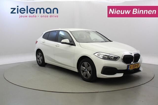 Wit Gebruikt 2021 BMW 118 Comfort Edition Hatchback | € 19.845 (Super prijs) - Afbeelding 1/4